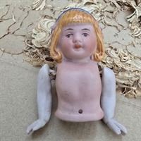 gyldne-lokker-blaat-pandebaand-halvdukke-porcelaen-gammelt-legetoej